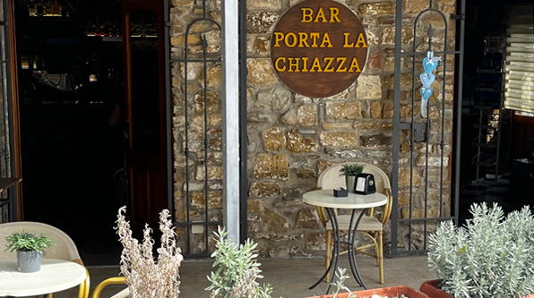 Blick von aussen auf die Bar „Porta la Chiazza“