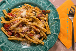 Nudeln mit Auberginen und Tomaten